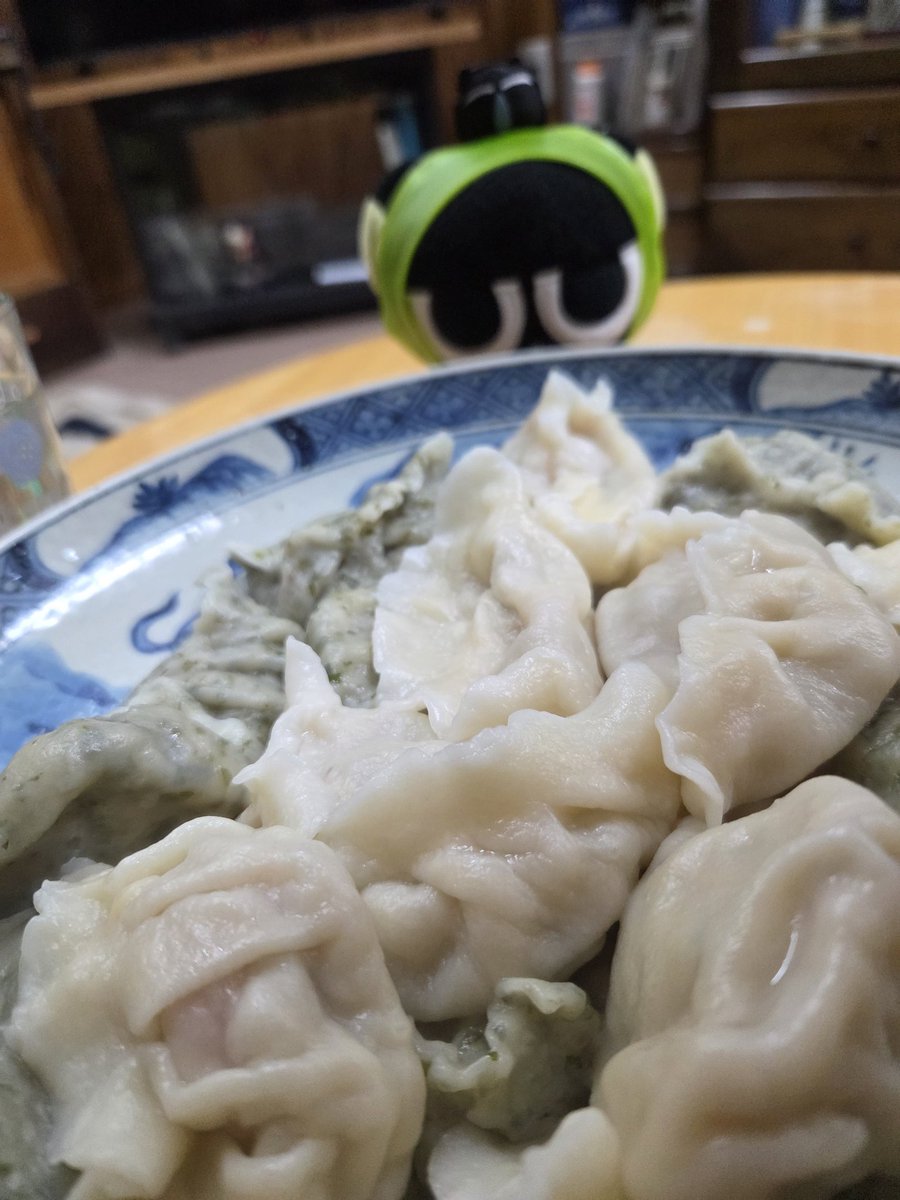 TAAAKEMI's tweet photo. アニメキャラのぬいぐるみを買ったら、美味しいものと一緒に写真に撮るん��と娘に聞いたので、撮ってみた。
#羅小黒戦記 https://t.co/BM1bgw1vrj