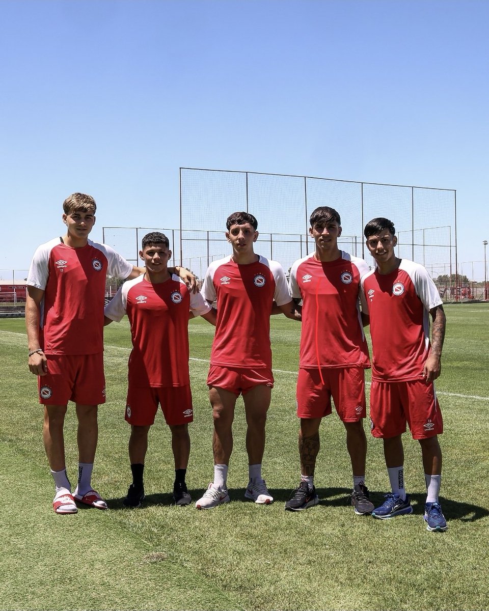 #AAAJ 🌱 Cinco juveniles de #ElSemilleroDelMundo 🌎 tendrán su primera pretemporada junto al plantel profesional:

- Santino Gianini (defensor, cat. 2008)
- ⁠Santiago Silveira (defensor, cat. 2008)
- ⁠Juan Ignacio Martín (mediocampista, cat. 2007)
- ⁠Benjamín Rey (delantero,