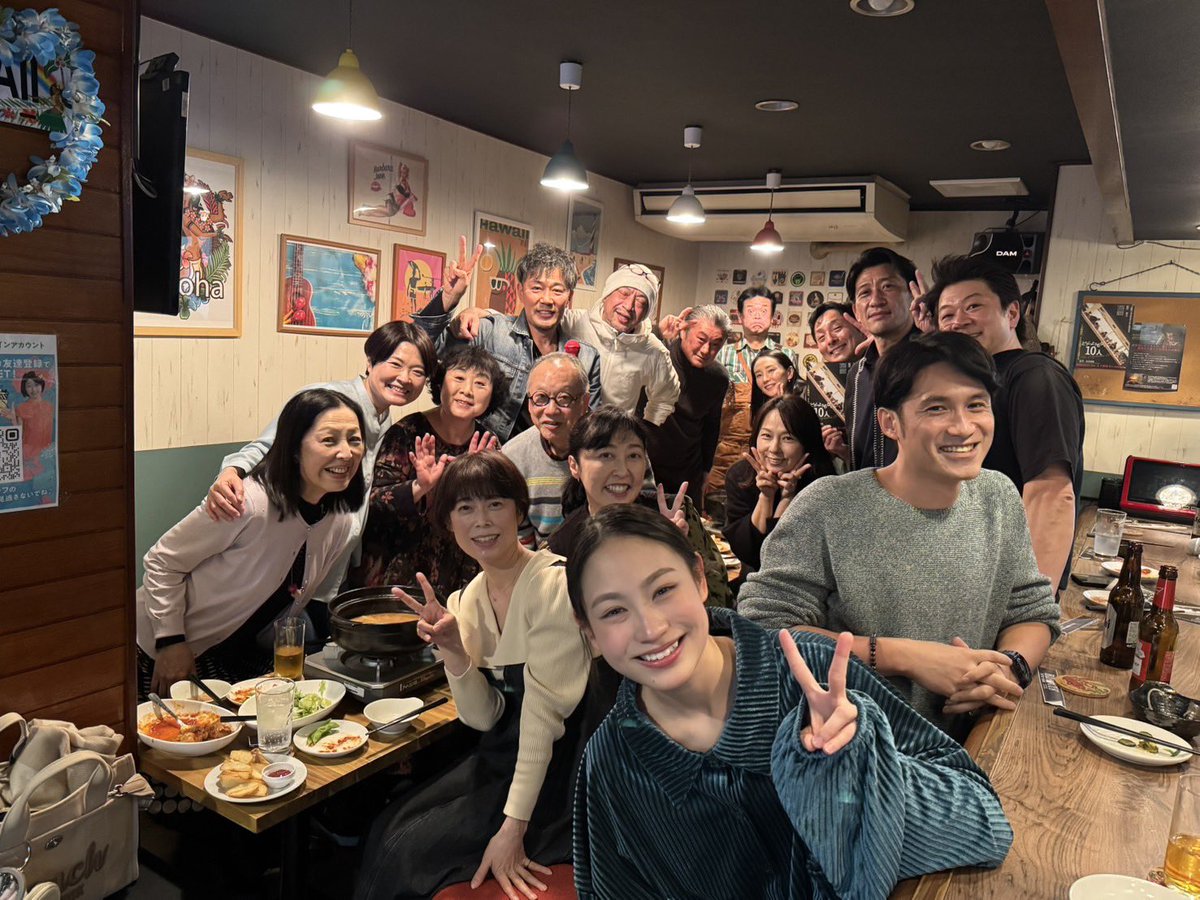 dancingnatch's tweet image. #アンカット の仲間にゲストの皆様もお迎えして #忘年会🍻🍷盛り上がりましたー😸

用意されていた余興が、初見の二人芝居の台本を、くじ引きで引いた設定に沿って即興で演じるという無茶なやつで、これがもう面白くて🤣🤣🤣
ちなみにわたしと #宇江山ゆみこ ちゃんの組が優勝🏆でした🥇

#鈴木奈津子