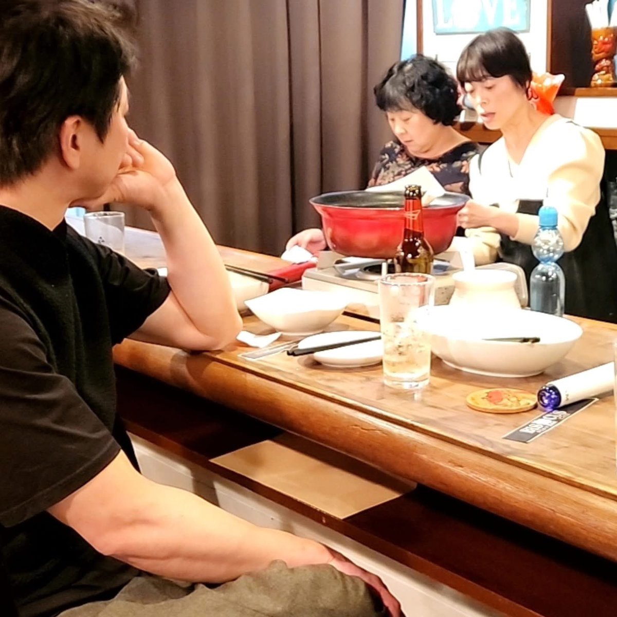 dancingnatch's tweet image. #アンカット の仲間にゲストの皆様もお迎えして #忘年会🍻🍷盛り上がりましたー😸

用意されていた余興が、初見の二人芝居の台本を、くじ引きで引いた設定に沿って即興で演じるという無茶なやつで、これがもう面白くて🤣🤣🤣
ちなみにわたしと #宇江山ゆみこ ちゃんの組が優勝🏆でした🥇

#鈴木奈津子