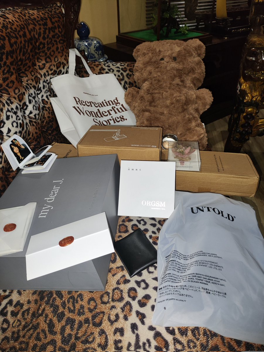 Httpjola's tweet image. gift-haul from my girlfriend🖤 feeling gratefull and lucky. thank you, baeng.