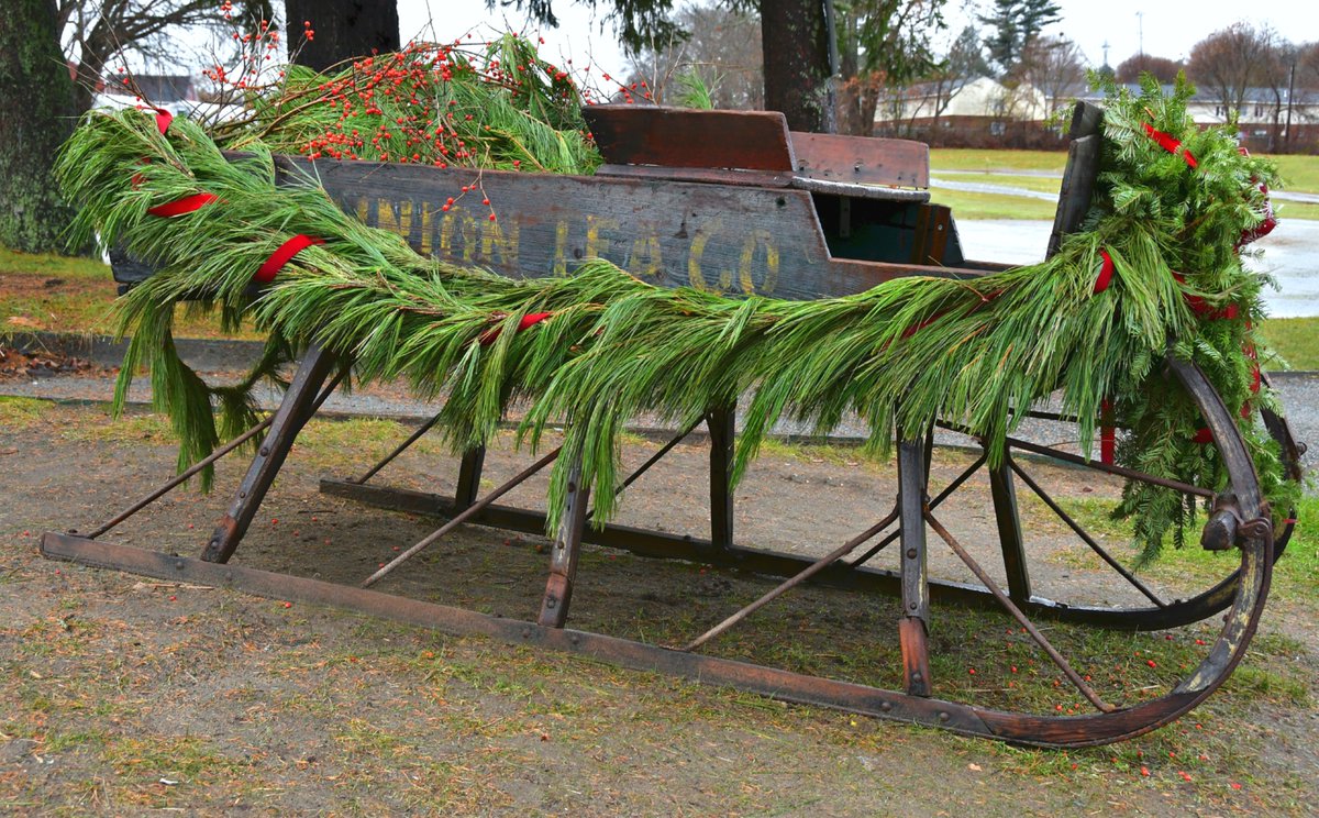 Deck the Halls! Kathy Diamontopoulos of Haverhill, Mass., took this festive photo, featured in our 2025 Agricultural Views calendar. #AgriculturalViews #AgViews #MadeInAgriculture