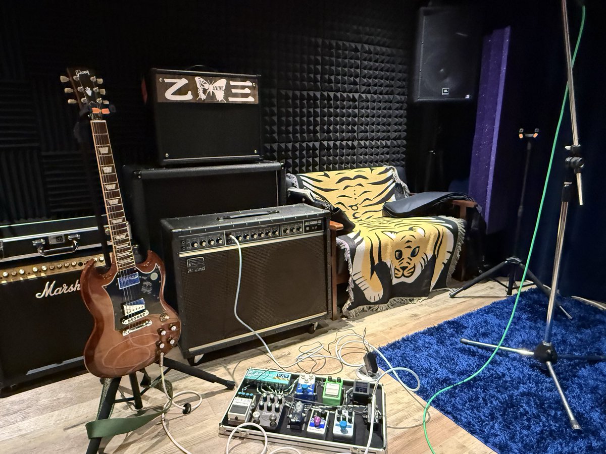 今日のスタジオかっこよかった！

音はまあまあいいのに全然技術が足りない