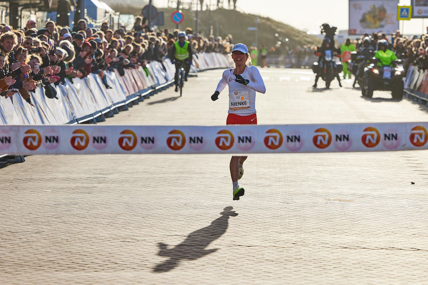 Nienke Brinkman staat op zondag 11 januari opnieuw aan de start van de Egmond Halve Marathon. De Nederlandse topatlete was vorig jaar de eerste Nederlandse vrouw in de uitslag en keert terug naar Egmond met duidelijke ambities.
hardloopnieuws.nl/nienke-brinkma… #hardloopnieuws