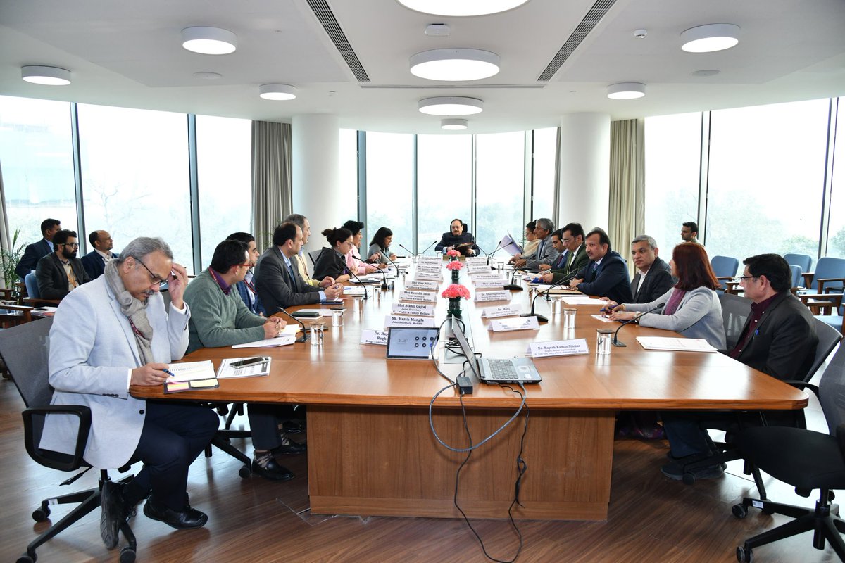 आज माननीय केंद्रीय स्वास्थ्य मंत्री श्री जे. पी. नड्डा जी की अध्यक्षता में दिल्ली में आयोजित स्वास्थ्य क्षेत्र की समीक्षा बैठक में सहभागिता की।

बैठक के दौरान टीबी उन्मूलन, आवश्यक दवाओं की उपलब्धता, निदान सेवाएं, मानव संसाधन प्रबंधन एवं स्वास्थ्य बजट संरचना जैसे महत्वपूर्ण विषयों