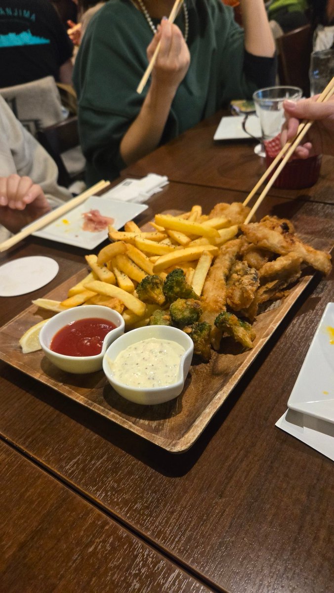 rangyo_kkt's tweet photo. 地元の演劇人忘年会に参加しとりました🌻
美味しいご飯が食べられたし懐かしい方々にも初めましての方にもお会い出来たし幸せ……！
まだまだ頑張ろうと思いました。
色々あったけど良い年だったなぁ https://t.co/DIn4KG3gzp