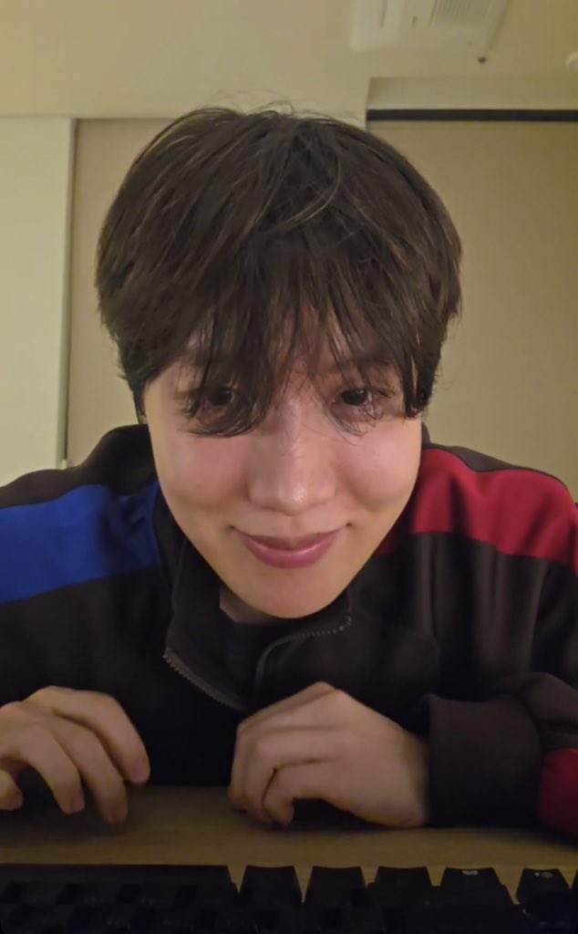 【🗞】 ذكر جايهوب في بثه المباشر أنه حصل على قطتين حيث ذهب قبل تجنيده للتصوير ورأى قطة صغيرة جدًا كانت نصف عينها متحللة، فشعر بالحزن واعتقد أن القطة بحاجة إلى علاج.
أنقذ القطة وأخذها إلى المستشفى وعالجها، خصوصًا أنه كان يبحث بالفعل عن أطباء بيطريين لمشاكل عين ميكي.

#JHOPE ✨R