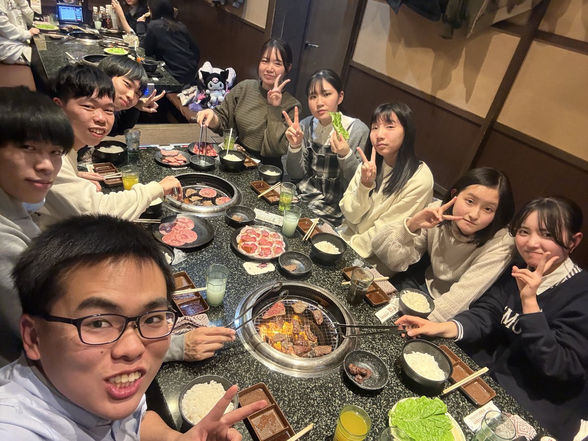 FreshManCamp_'s tweet photo. こんばんは
先日、1,2,3年でナガシマスパーランドと焼肉に行ってきました！

1年生にとって大学生活初の冬休み、羽伸ばせたかな？？
来年度はクリスマスが授業とか、、😂

2026年もフレッシュマンキャンプをどうぞよろしくお願いします。
皆様良いお年をお迎えください。
#フレキャン #中部大 https://t.co/44g65jKKQj