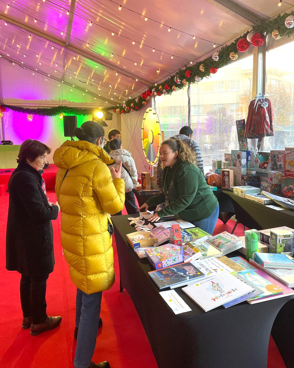 🎄 O pasado 13 de decembro gozamos moito repartindo os agasallos da ruleta Eu Merco Aquí.🎁🛍 Por iso nos alegra recordarvos que estaremos de novo o vindeiro sábado, 📅3 de xaneiro. Desta volta, 📍na carpa da Alameda en Xogo a partir das 17h.

#Nadal2025 #Compostela #EuMercoAquí