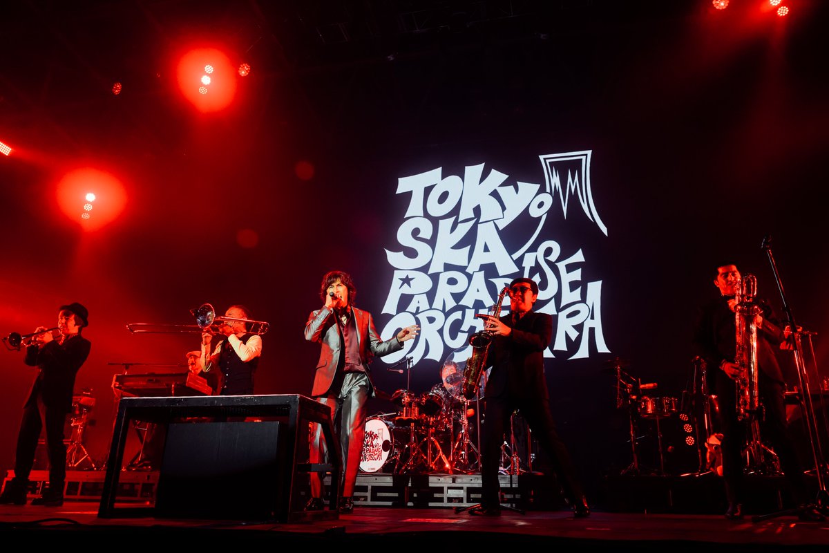 Bz_Official's tweet image. 【#Inaba Info】本日、12月29日（月）に幕張メッセで開催された、COUNTDOWN JAPAN 25/26の東京スカパラダイスオーケストラの出演ステージに、稲葉浩志がシークレットゲストとして出演しました！

#スカパラ
#CDJ2526
#KoshiInaba