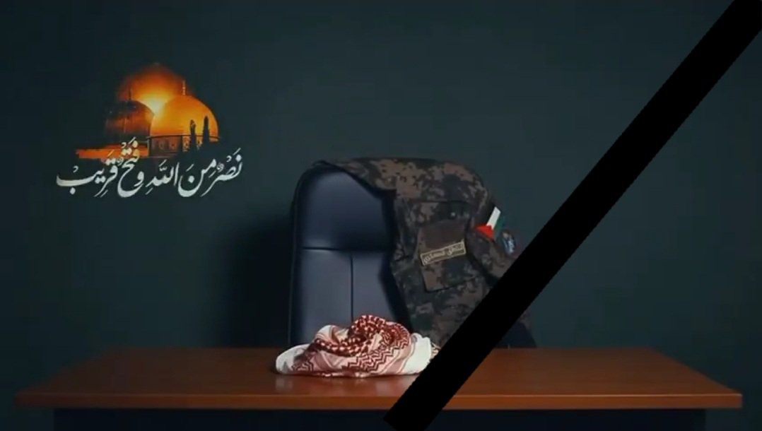 كان هنا يقف ملثّم.
ثابتًا كالوعد، صامتًا إلا حين يجب الكلام.
لم نرَ وجهه، لكننا رأينا الحق أوضح ما يكون في صوته.
مرّ من هنا صوتٌ يشبهُ التاريخ
وحين غاب الجسد لم يغب المعنى.
هنا وقف رجل
وترك خلفه وطنًا لن يُهزم
الشهيد #ابو_عبيدة رجـل بـأمَّـة.