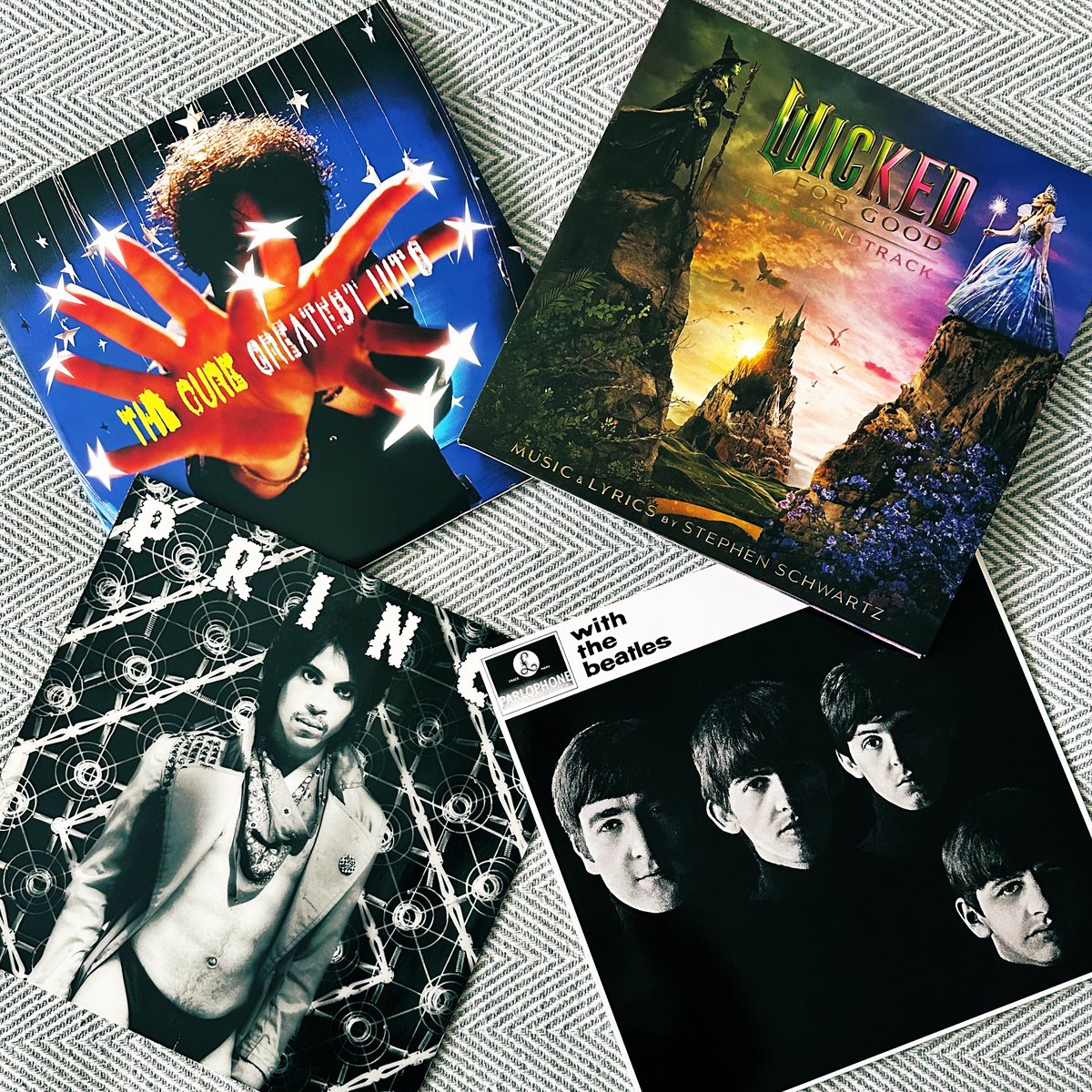 Back to work today, and these are my vinyl picks for the home office:

🔸 The Cure – Greatest Hits
🔸 The Beatles – With The Beatles
🔸 Prince – Dirty Mind
🔸 Wicked For Good – The Soundtrack

#NowPlaying #Vinyl #December2025