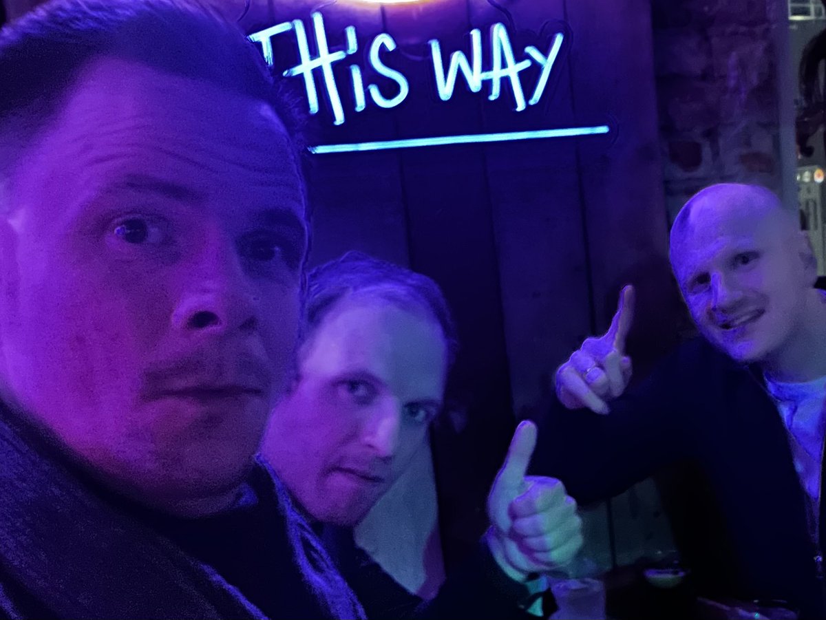 Det blir podinnspilling ila kvelden🆘
To av disse tre stiller i Romjulsstudio👇🔥

Fyr løs med spørsmål/temas her⚽️