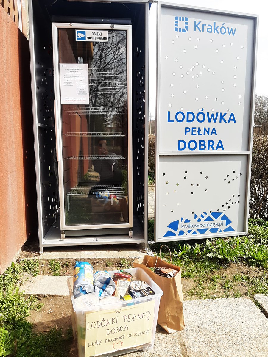 В разных городах Польши можно встретить «Холодильники, полные добра» — это инициатива, которая помогает сократить пищевые отходы и поддержать нуждающихся.

Любой желающий может оставить там излишки еды, а предприниматели привозят продукты, которые иначе пришлось бы списать.