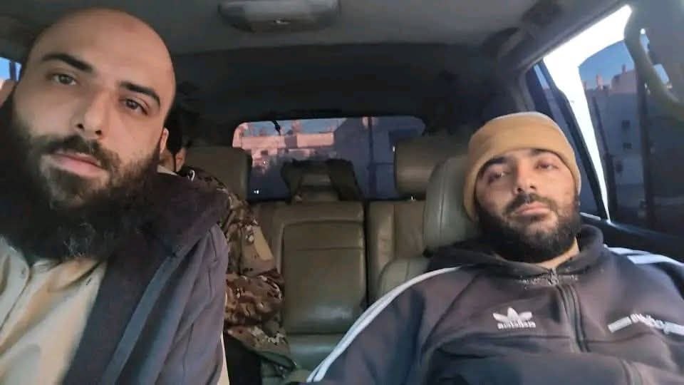 صورة للمجاهد أنس عتال وهو بطريقه للمنزل 
الشكر لكل ثائر شارك بقضية أنس وفضح أذناب السلطة والفاسدين ممن أطلقوا تهم باطلة 
الحمدلله عالسلامة والخزي والعار لكل قذر 
أتهمك بالباطل