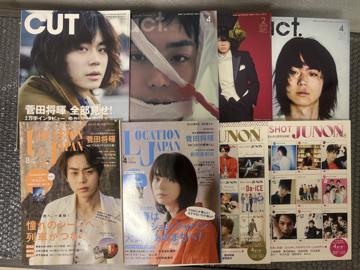 su_da_official's tweet photo. グッズの整理とりあえず半分終わって
お譲りするもの写真撮ってみました😳
値段とかは掃除落ち着いてから載せようかなと思ってるので、なんとなく見て貰えたらー！✨️

カレンダー
雑誌（JUNON、＋act   etc…）
写真まだ続きます↓↓

 #菅田将暉
 #菅田将暉グッズ https://t.co/D5IOdzgJSb