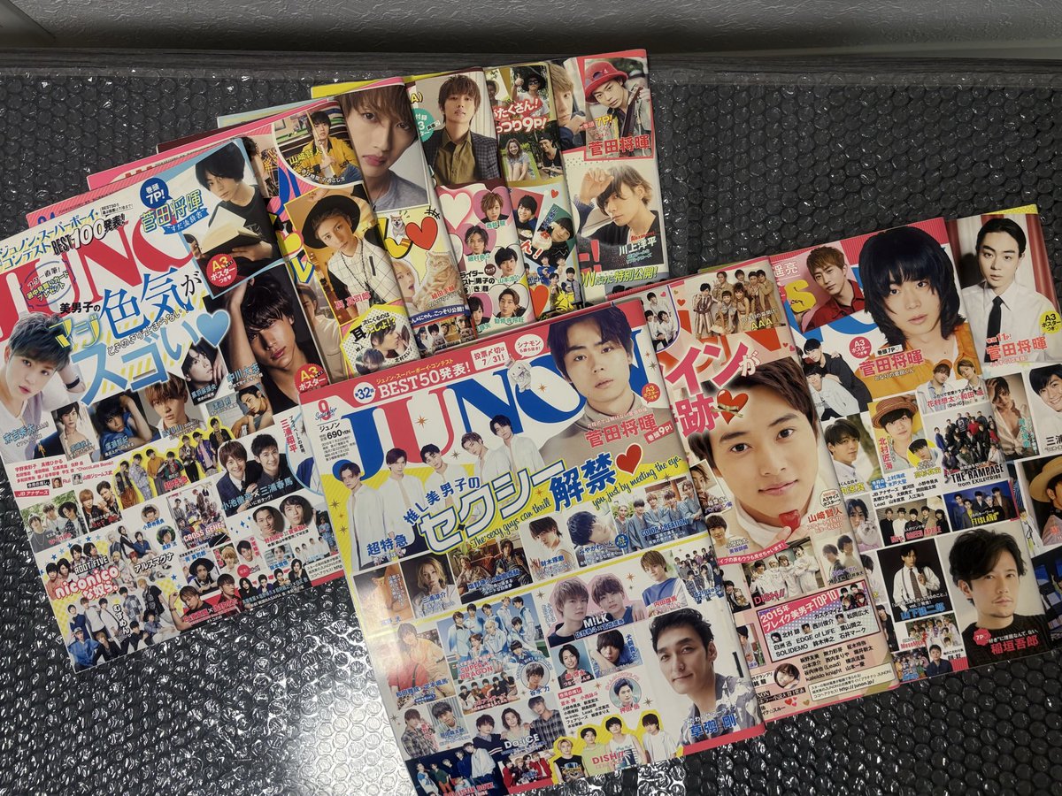 su_da_official's tweet photo. グッズの整理とりあえず半分終わって
お譲りするもの写真撮ってみました😳
値段とかは掃除落ち着いてから載せようかなと思ってるので、なんとなく見て貰えたらー！✨️

カレンダー
雑誌（JUNON、＋act   etc…）
写真まだ続きます↓↓

 #菅田将暉
 #菅田将暉グッズ https://t.co/D5IOdzgJSb