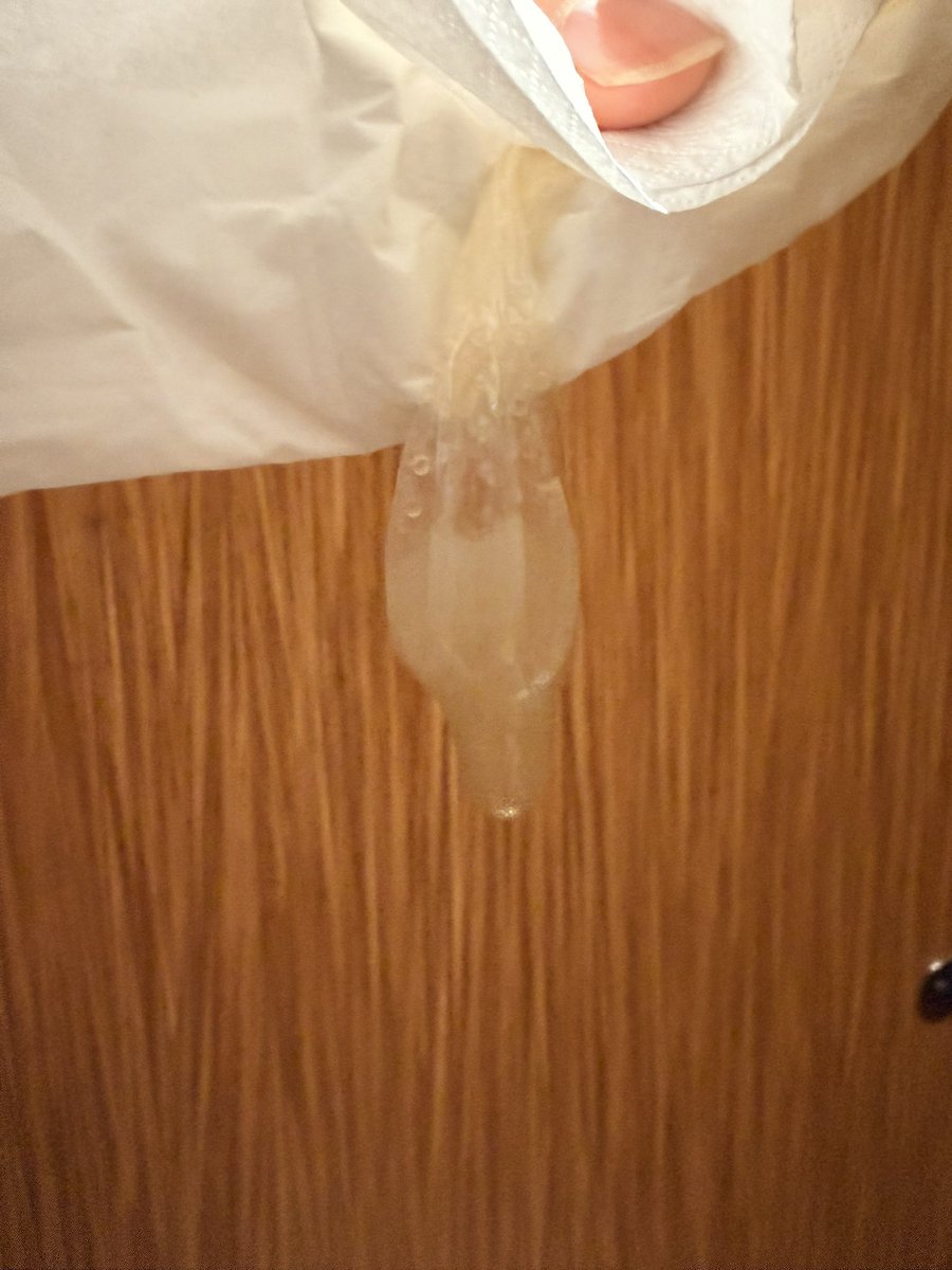 JTKlovealways's tweet image. 今天又和帅弟弟商场卫生间搞了一发，他走后我舔着他的jy,一边狠狠大飞机。