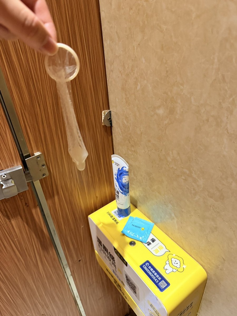 JTKlovealways's tweet image. 今天又和帅弟弟商场卫生间搞了一发，他走后我舔着他的jy,一边狠狠大飞机。