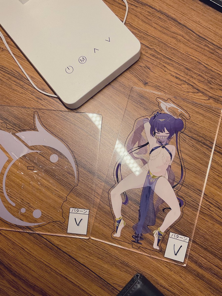 アクスタはこんな感じです
これはサンプルですがちゃんと本物もあります 