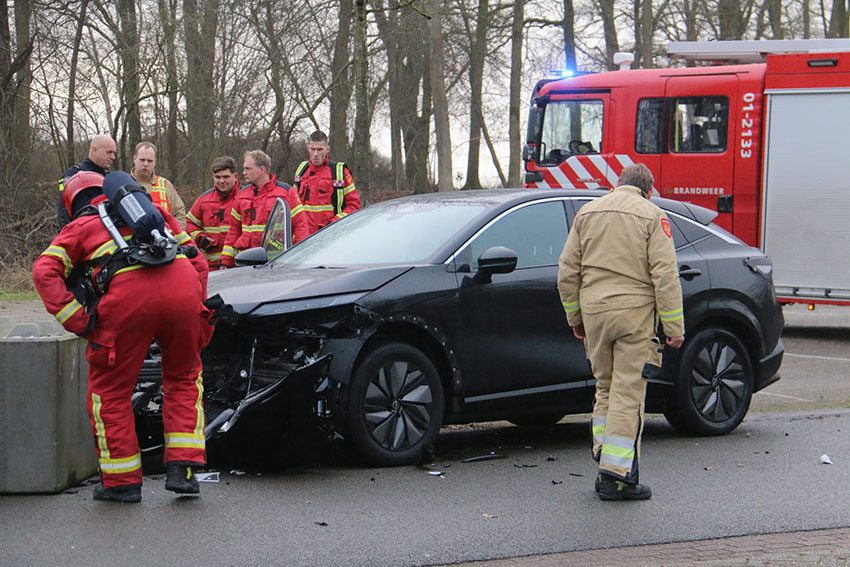 Auto botst tegen betonblok bij strand Meerwijck