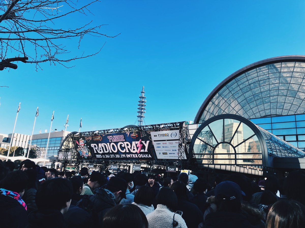 k_vbha's tweet photo. 記念写真を撮る暇も体力も無い初レディクレ
おかげでど真ん中の柵の先頭でカーマイン聴けて…行ってよかった… https://t.co/RaRTAwo4NF