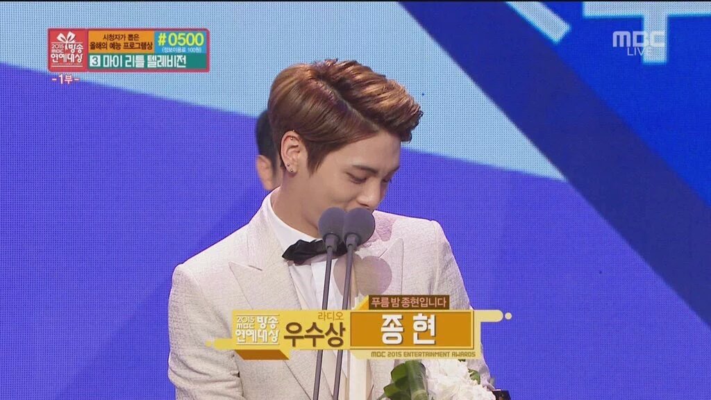 s05250525's tweet photo. 10년전 이날 종현이랑 민호랑 나란히 상받은 날이어서 너무너무 예쁜 기억이지 🥰🩷 https://t.co/HIJKjgsVw7