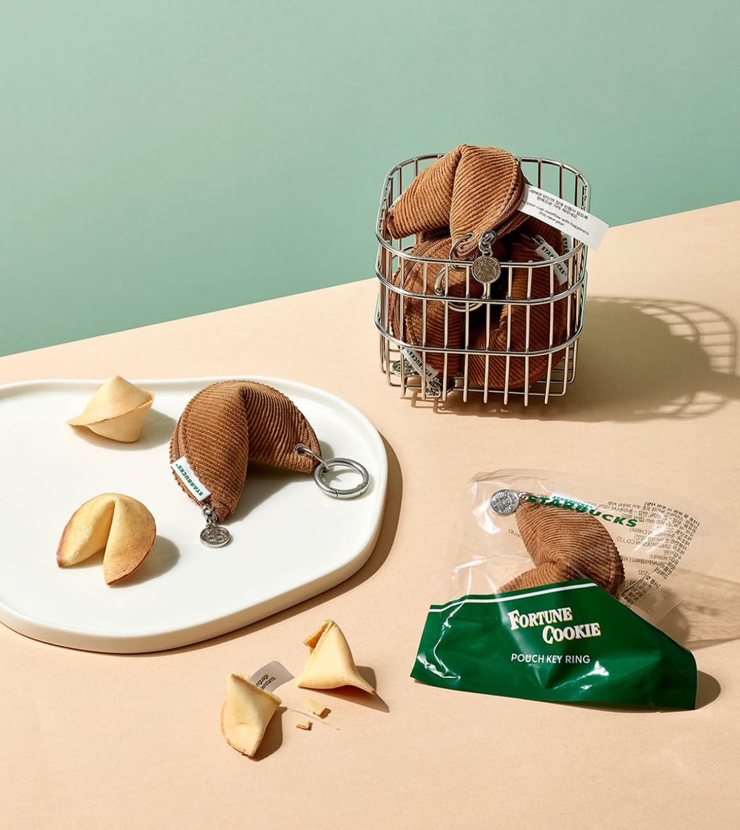 sinsang_info's tweet image. 스벅에서 포춘쿠키 파우치 키링 나온거 아시나요 🥠🥠🥠