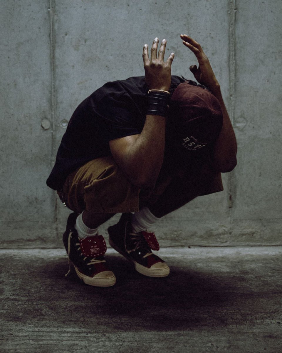 1eskobarz's tweet photo. throw me gang sign https://t.co/5nTVBN4Y3y