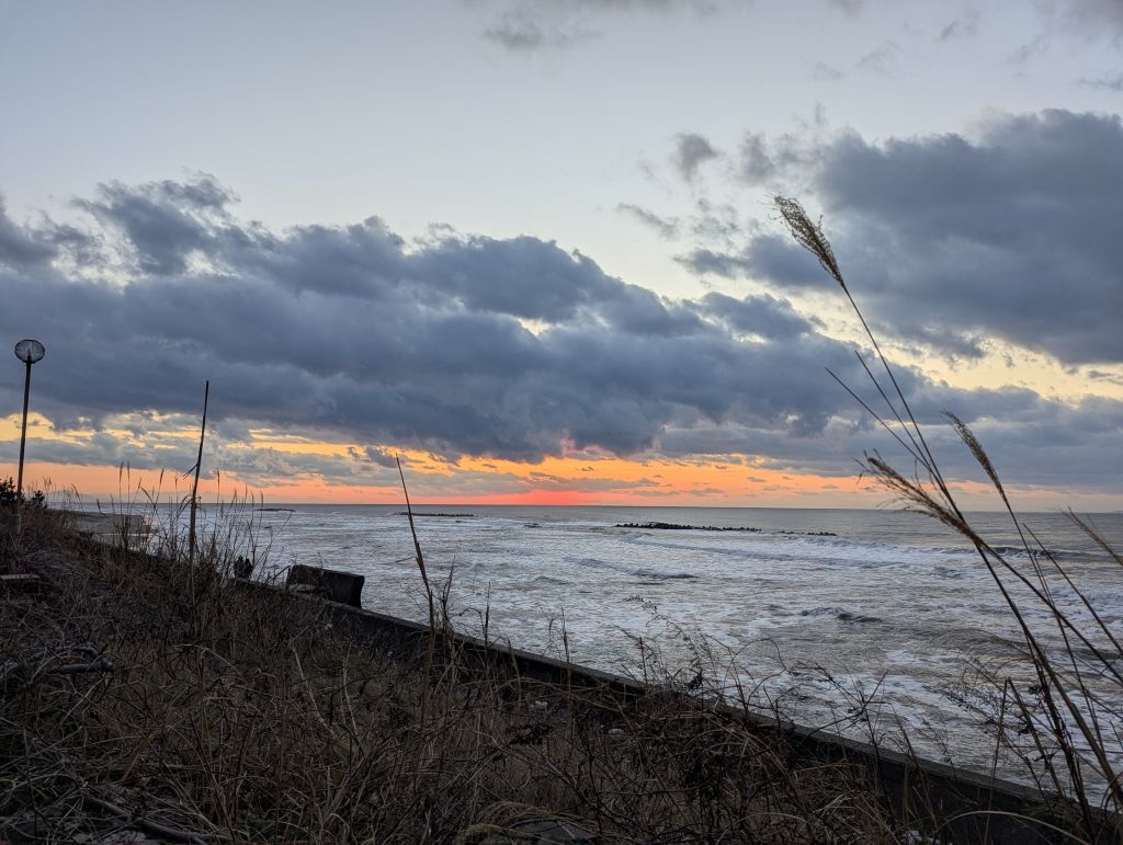 DadDilatory's tweet photo. 2025年12月28日撮影
日没迫るR402の風景⑤
浦浜・日没後の夕焼け
#R402
#日本海夕日ライン
#越後七浦シーサイドライン
#ヨンマルニーの風が
#あなたとPopWithYou
#ILoveYourLov
#何回もドアを叩くんだ
#オブザーバトリー https://t.co/4lcIWvSdEt