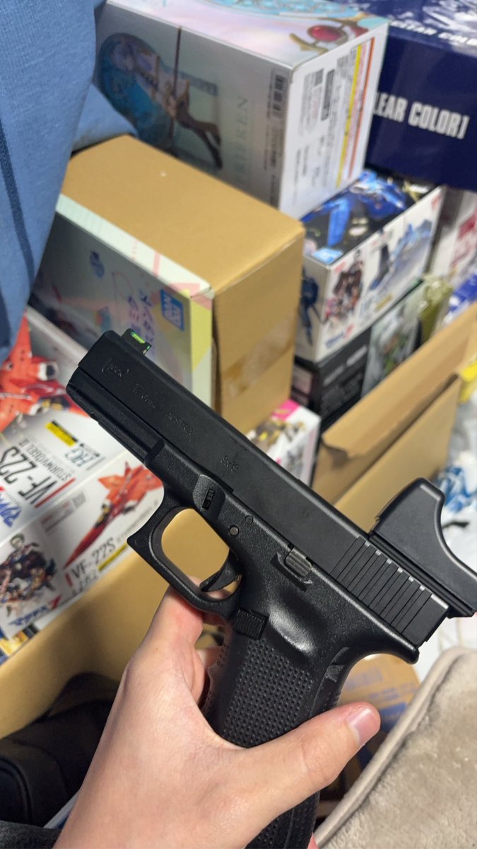 teiderkunn's tweet photo. 次のサバゲーに向けてガスガンが進化しましたぜ！友達の家でだけど…
グロックがいいのはグロックが良くすぎるせいやけん https://t.co/0r2QitVfHs