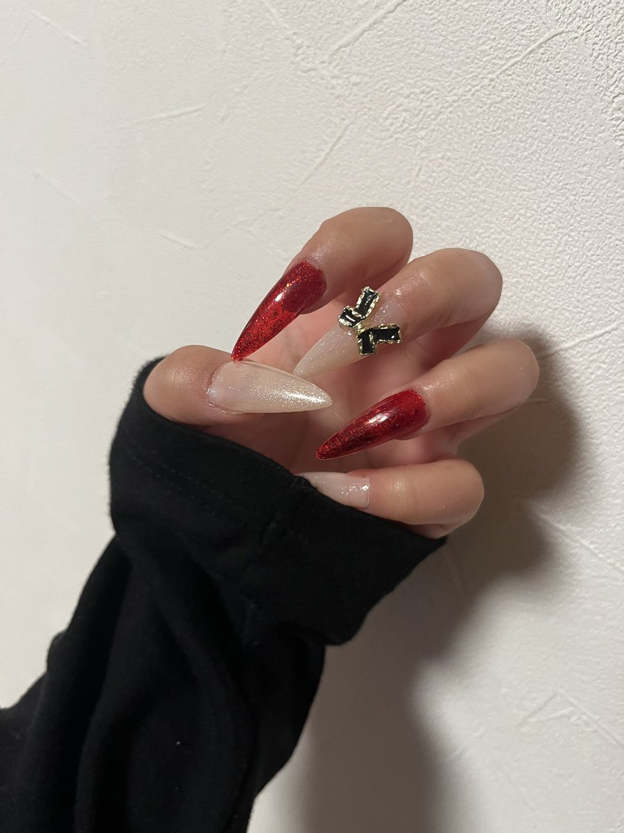 ロングネイルするぞ！って気合い入れて始めたのに面倒くさくなっちゃって色塗って終わった😂
雑過ぎてしぬ笑笑