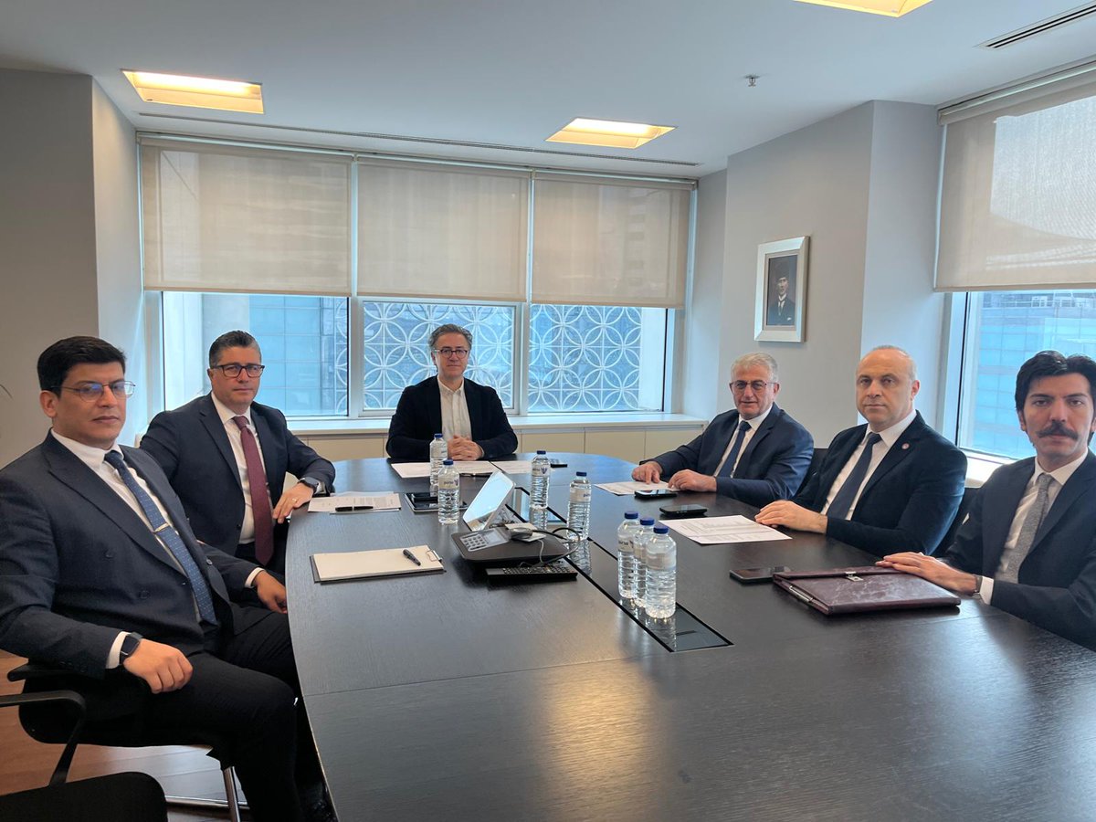 TurkMetalSen's tweet photo. GRUP TİS ARABULUCU TOPLANTISI YAPILDI

Sendikamız Türk Metal ile Türkiye Metal Sanayicileri Sendikası (MESS) arasında yürütülen Grup Toplu İş Sözleşmesi görüşmelerinde, 8 Aralık’taki uyuşmazlığın ardından bugün (29 Aralık 2025 Pazartesi günü) Prof. Dr. Muhittin ASTARLI Başkanlığında Arabulucu Toplantısı gerçekleştirildi. MESS Ankara Bölge Temsilciliğinde yapılan toplantıda taraflar, gelinen aşama ile ilgili karşılıklı olarak görüşlerini aktardı. Yapılan toplantıda herhangi bir anlaşma sağlanamadı. Yasal süreç ile ilgili prosedürler devam ediyor.  

Toplantıya sendikamız adına Genel Başkan Yardımcımız Mürsel ÖCAL, Genel Sekreterimiz Taliphan KIYMAZ ve Toplu İş Sözleşmeleri Bürosu Müdürümüz Suat TERZİ katılırken, MESS’i temsilen Ankara Bölge Temsilcisi Ozan MİMAROĞLU ile Müşavir Avukat Ömer Faruk İŞLER katıldı.