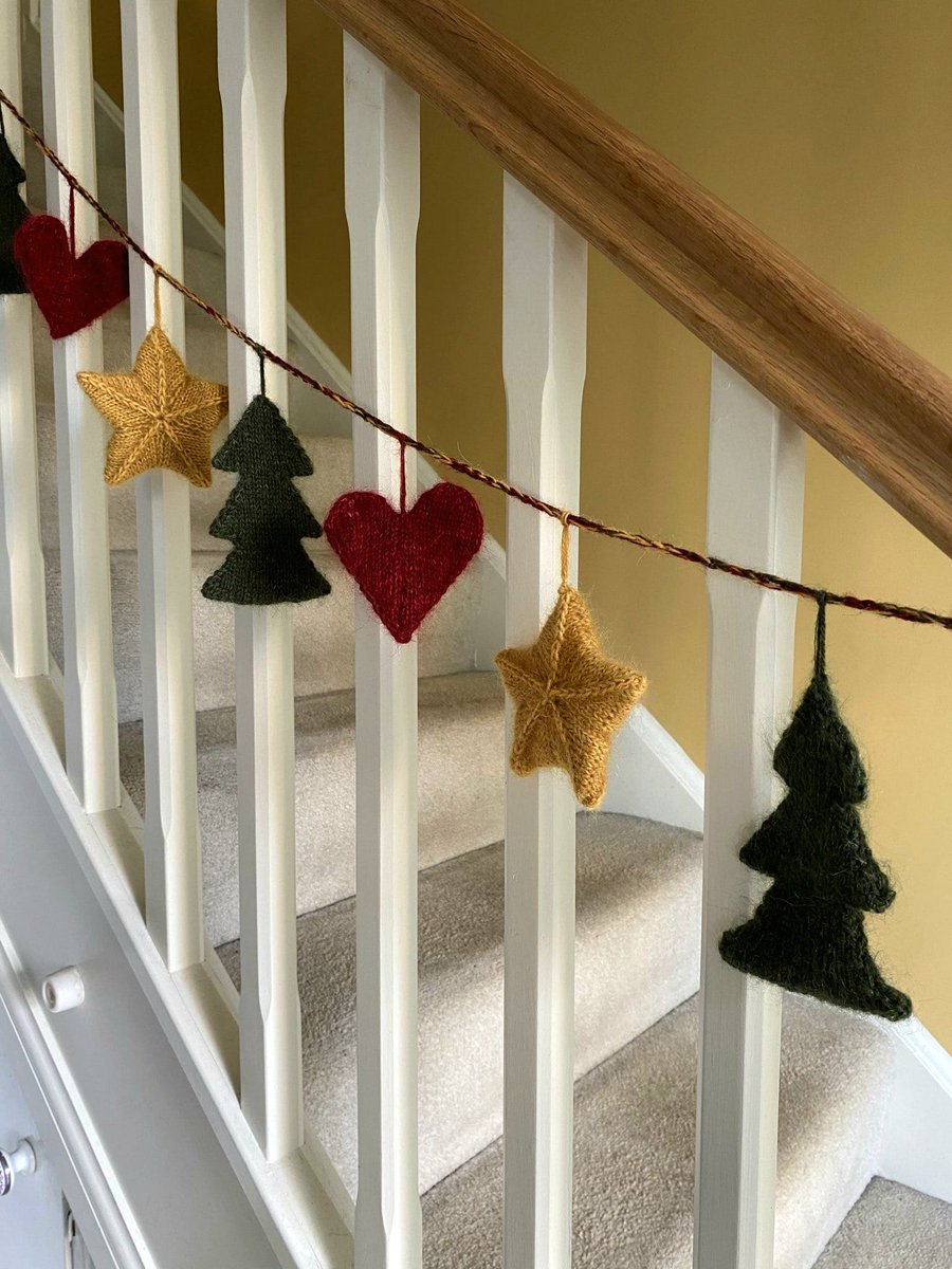 Vassi__'s tweet image. Как то отправила своей подруге=соседке Б. фото праздничной декорации, связанной гирлянды. Мне понравилась, а Б. отменно вяжет. И вот она забегает на чай с подарком, связанными ею митенками для согревания ручек зимой. А еще на показ приносит дюжину носочков, которые она связала…