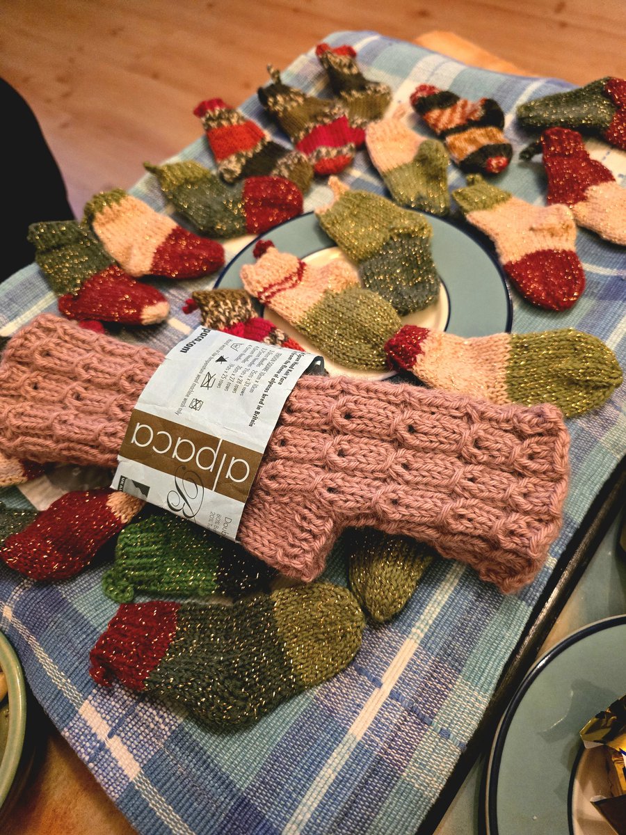 Vassi__'s tweet image. Как то отправила своей подруге=соседке Б. фото праздничной декорации, связанной гирлянды. Мне понравилась, а Б. отменно вяжет. И вот она забегает на чай с подарком, связанными ею митенками для согревания ручек зимой. А еще на показ приносит дюжину носочков, которые она связала…