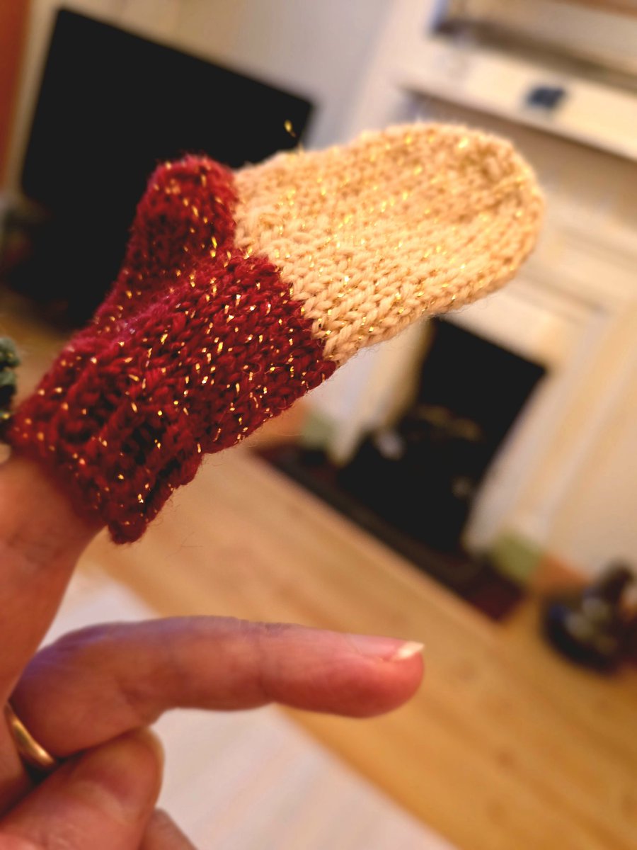 Vassi__'s tweet image. Как то отправила своей подруге=соседке Б. фото праздничной декорации, связанной гирлянды. Мне понравилась, а Б. отменно вяжет. И вот она забегает на чай с подарком, связанными ею митенками для согревания ручек зимой. А еще на показ приносит дюжину носочков, которые она связала…