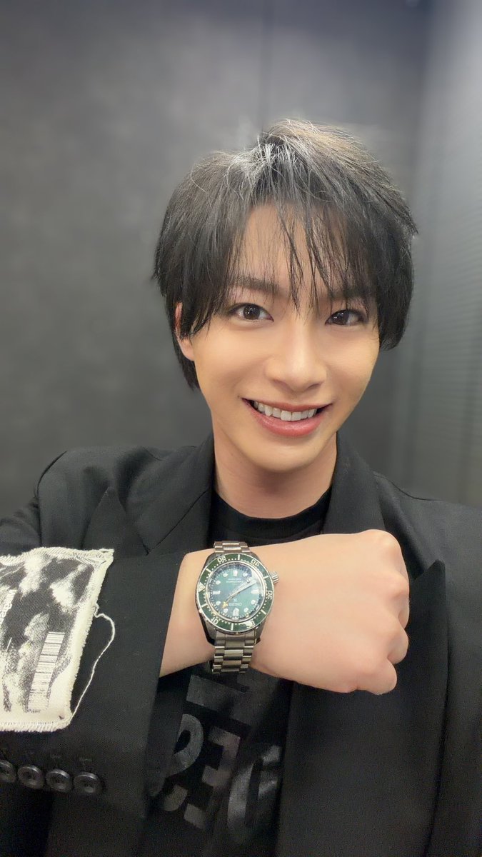 いつも付けてるのは日本直販さんから頂いたSEIKOの腕時計🔥⌚️ 緑が