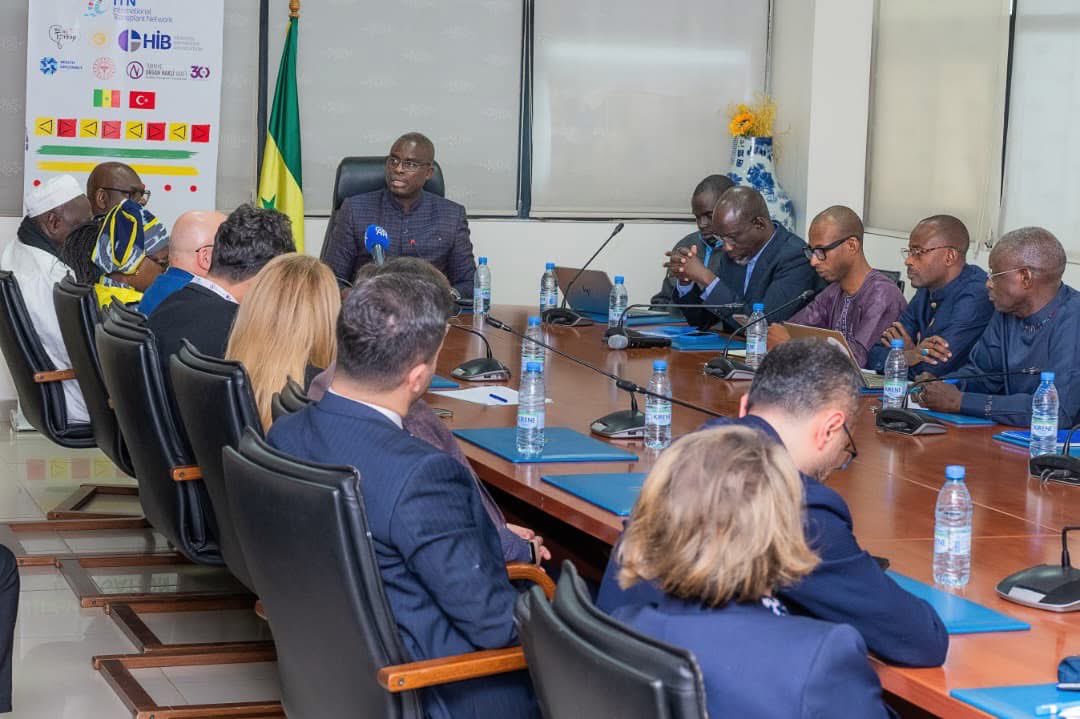 santegouv_sn's tweet image. 𝗟𝗮 𝗙𝗼𝗻𝗱𝗮𝘁𝗶𝗼𝗻 𝘁𝘂𝗿𝗾𝘂𝗲 𝘁𝗿𝗮𝗻𝘀𝗽𝗹𝗮𝗻𝘁𝗮𝘁𝗶𝗼𝗻 𝗿𝗲ç𝘂𝗲 𝗮𝘂 𝗠𝗦𝗛𝗣

Une équipe de la Fondation turque transplantation a été reçue au Ministère de la Santé et de l’Hygiène publique (MSHP) le mercredi 24 décembre 2025. Cette visite s’inscrit dans le cadre…