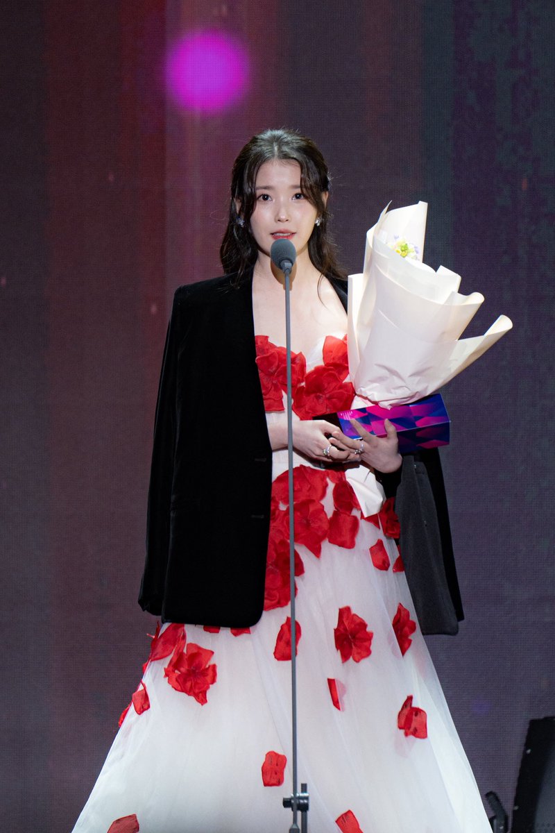 IUteamstarcandy's tweet image. [TRANS] 251229 Actress IU Wins Grand Prize (DAESANG) at the 2025 APAN Star Awards 🏆 

@_IUofficial: Hello, this is IU who played young Oh Ae-sun and Yang Geum-myeong in When Life Gives You Tangerines. Nice meeting everyone here. 

It’s been a while since I attended the APAN…