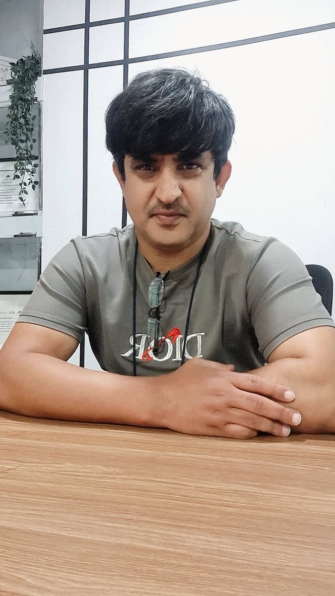 بديت والبداية بذكر الرحمن
جل جلاله وسلطانه عظيم الشان
__
حددنا حدودنا ورسمناها بترسانه حديد وركاب
ما خذيناها بحب خشوم ودنانير
وانصاب
___
فتلنا الفتيل وبحمر وخضر المعربدات نيران
تسطي على المعتدي وتفج حديد صلبان
___
ارضنا ماهي لعبت ورق تفوزبها
وروليت فرشها وزار واذناب
ED