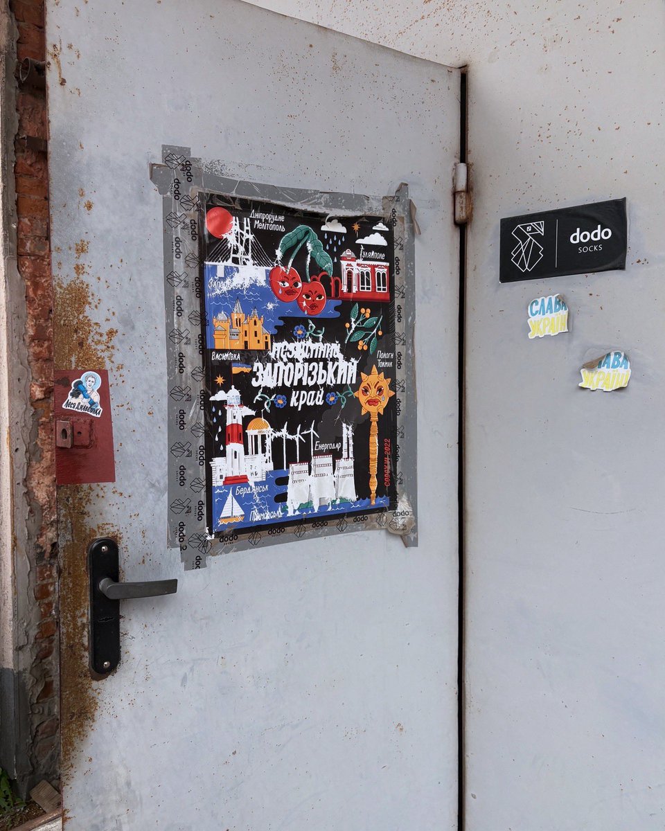 dodosocksjp's tweet photo. 今年のすべてのイベント、
そして店舗の年内営業が無事に終了しました。 本当にありがとうございました。

今年は、とにかく走り続けた一年でした。 年内にお店をオープンすることを決め、クリスマスシーズンも変わらず、いろいろな場所にお邪魔しながら、たくさんの方にDodo Socksを知っていただくことができました。

12月は特にバタバタしていて、 SNSの更新が少し滞ってしまい、すみません。 今、やっとひと息ついています。

こうして振り返ってみると、 本当に濃くて、特別な一年でした。 ウクライナに行けたこと、Dodo Socksのものがウクライナから日本に届いたこと、7月にお店を開くと決め、年内に実際にオープンできたこと。
そして、いろいろな場所でポップアップを開催でき、 憧れていたT-SITEや小杉湯、六本木のBeauty Cellar、 さらには熊本にも少しお邪魔できました。

至らない点もたくさんあったと思いますが、
それでも、とても意味のある一年だったと感じています。
たくさんの方に支えていただき、そして多くの方にDodo Socksを好きになっていただけたこと、心から感謝しています。

本当にありがとうございました。

🧦 Online shop について
オンラインショップは24時間ご利用いただけます。
ご注文いただいた商品は、順次発送しております。
現在、すべての商品は郵便局からの配送となっており、
お届け日は地域によって異なりますので、
あらかじめご了承ください。

🏠 The Dodos (逗子店) について
1月5日より営業を再開いたします。
営業時間は10:00-18:00
また店頭で皆さまにお会いできるのを、
楽しみにしています。