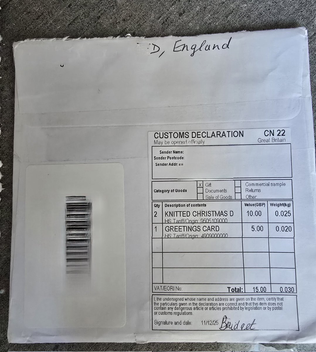 Vassi__'s tweet image. Понедельник,  29.12.2025

И вот, будучи уже в другом месте, получаю от неё  письмо с вложением. Честь по чести, с таможенной декларацией (сумасшедшие постбрекзитовские правила!)
Открываю...🤩