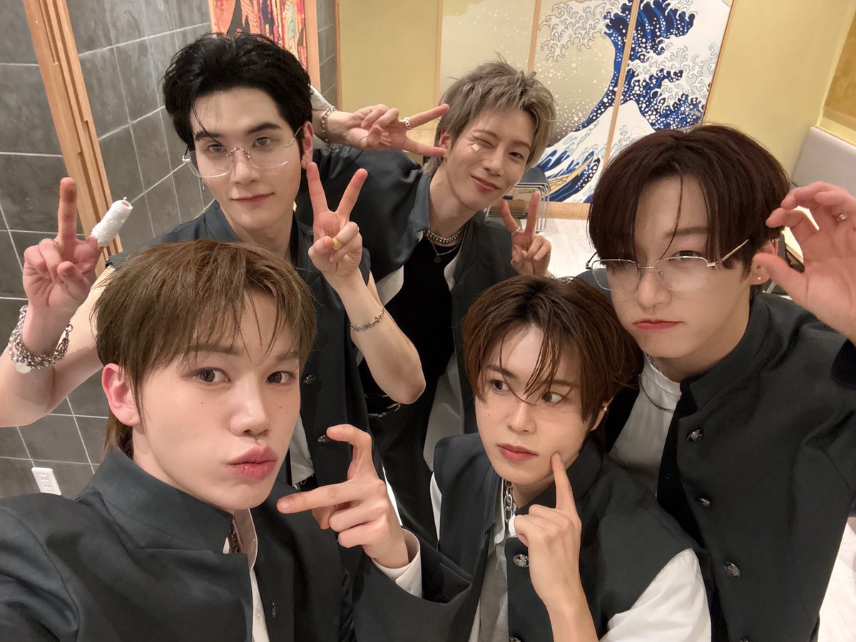 DIGNITY_JP's tweet image. [📷] DIGNITY JAPAN  LIVE 2025 🪄︎︎🎄The Gift of Light 🎁❄️完了💞

感動に満ちた今シーズン！ 
本当に幸せでした💓
私たちまた会いましょう🥹

#ディグニティ #DIGNITY #디그니티 
#LUO #ルオ #MINSEOK #ミンソク #LUKE #ルーク #ON #オン #HYEONGJIN #ヒョンジン