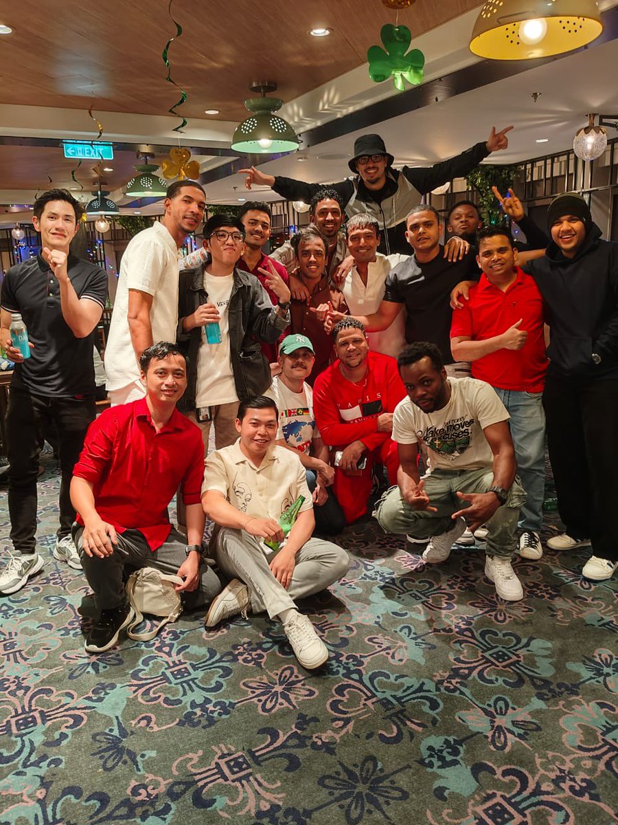 he looks damn gooddddd