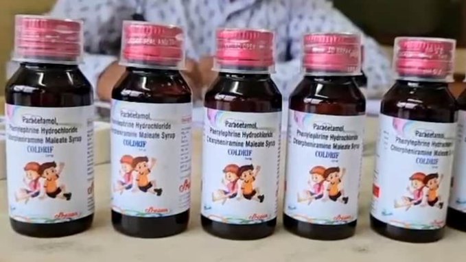 आपका नाम JP Nadda है आप देश के स्वास्थ्य मंत्री।
मध्य प्रदेश में जहरीला सिरप पीकर बच्चों की मौत हो गई, लेकिन आप पूरी तरह खामोश रहे।
न प्रेस कॉन्फ्रेंस , न जमीनी दौरा , न जिम्मेदारी तय करने का ऐलान।
क्या बच्चों की मौत अब इतनी सामान्य हो गई है कि स्वास्थ्य मंत्री को बयान देना भी
