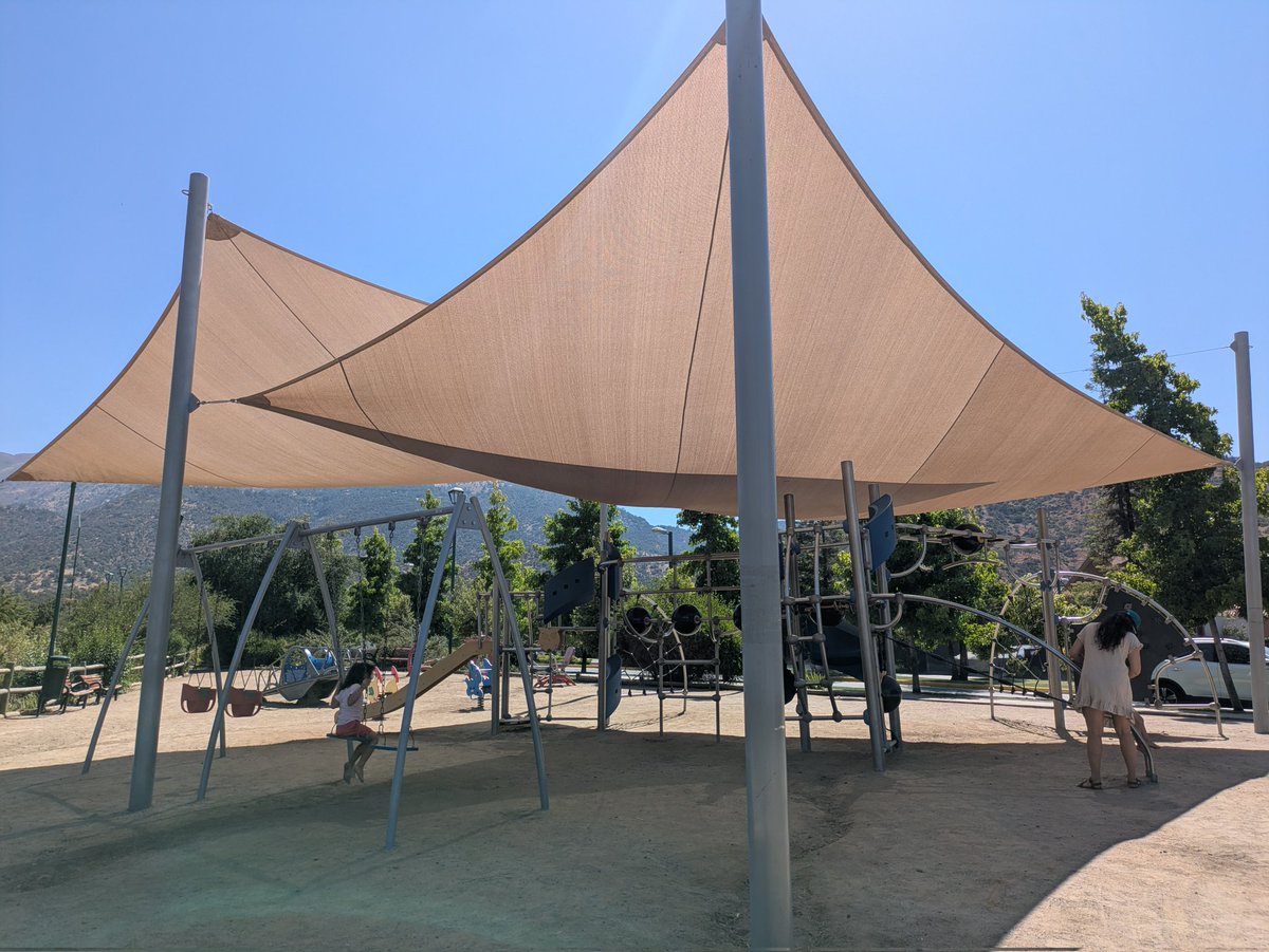lalb85's tweet photo. @DBotePaz així volem els parcs infantils a Mataró, tapats per poder jugar tot l'any!! https://t.co/aROTUu3doi