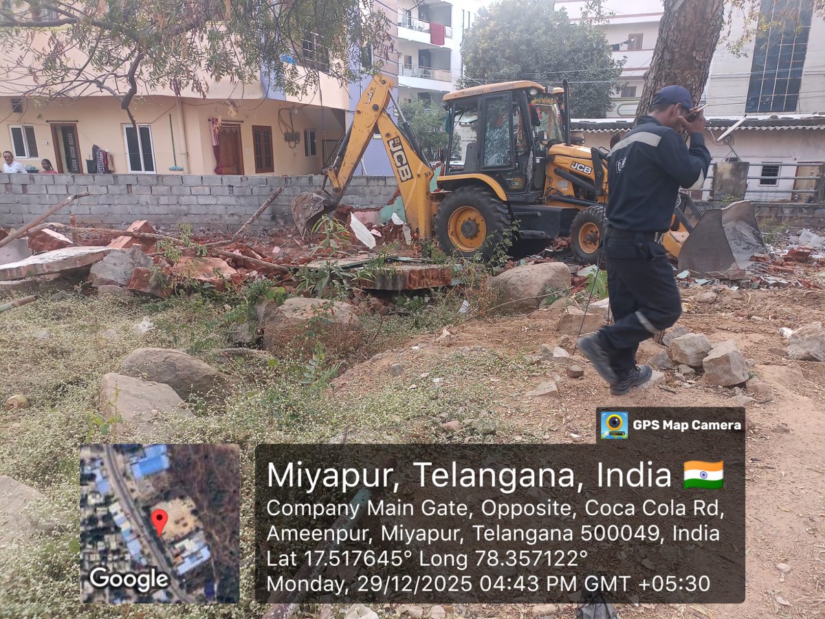 NewsMeter_In's tweet photo. #Hyderabad:
#HYDRAA saves 1,000-sq-yard public #park worth ₹13 crore in #Madinaguda, #Serilingampally.
Illegal #encroachment removed, #precastwall demolished, fencing and #signboards installed after a #complaint filed in #Prajavani.
Park land restored for public use. https://t.co/TaDgxw3rVk