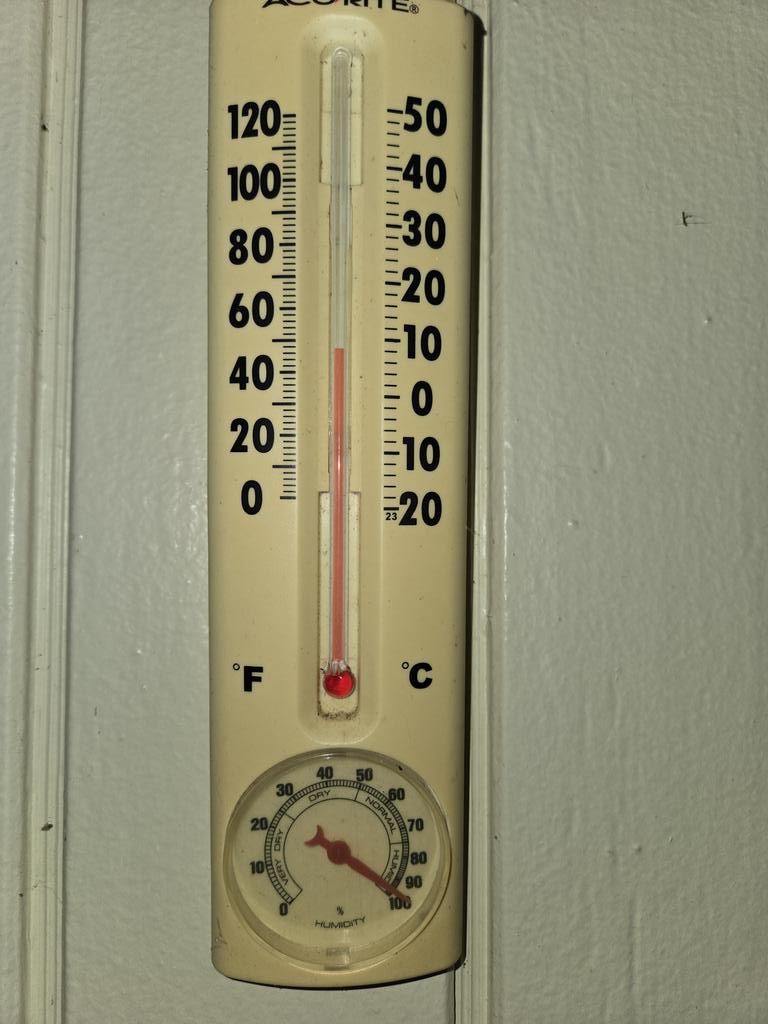 Feliz y muy frío lunes a las 6:06 am. <a href="/adamonzon/">Ada Monzón</a> <a href="/DeborahTiempo/">Deborah Martorell</a>  <a href="/JoshuaOOrtiz1/">Joshua O. Ortiz</a> <a href="/CycloforumsPR/">CycloforumsPR</a> <a href="/NWSSanJuan/">NWS San Juan</a> <a href="/carlosomartv/">Carlos Omar</a> <a href="/EliRobainaTV/">Elizabeth Robaina</a> <a href="/SLopezTiempo/">Suheily López Belén</a> <a href="/zamiratv/">Zamira Mendoza</a>