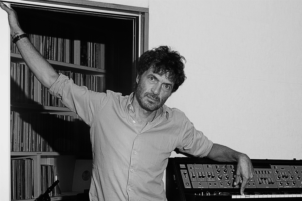 johney931's tweet photo. Producteur emblématique, ingénieur du son respecté et musicien visionnaire, Philippe Cerboneschi, aka Philippe Zdar, demeure l’une des figures les plus influentes de la musique française. https://t.co/4Z30VXfyFD #FunkMob #PhilippeZdar #rapfr #hiphop #PhilippeCerboneschi https://t.co/WHdp9ocFax