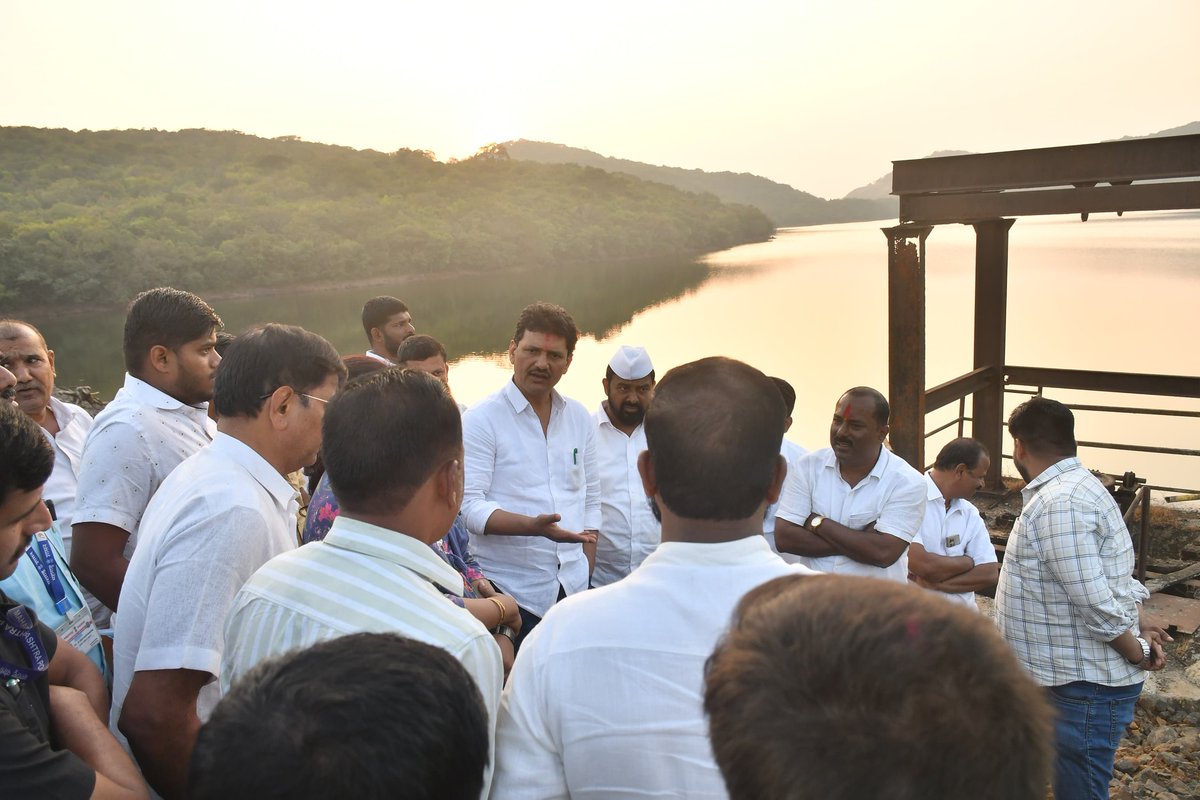 abitkar_prakash's tweet photo. राधानगरी तालुक्यातील दाजीपूर ओलवण पैकी माळे प्रकल���पाच्या दुरुस्ती कामाची पाहणी केली. गेल्या ५ ते ६ वर्षांपासून प्रकल्पास गळती लागल्याने पाणी साठवण होत नव्हती. ही समस्या लक्षात घेऊन जलसंपदा विभागामार्फत १ कोटी ८० लाख रुपयांचा निधी मंजूर करण्यात आला असून सदर दुरुस्ती काम पूर्णत्वास गेले आहे.

या प्रकल्पातून दाजीपूर ओलवण ग्रामपंचायतीला पिण्याच्या पाण्यासह शेतीसाठीही पाण्याची सुविधा उपलब्ध होणार असून परिसरातील शेतकरी व नागरिकांना मोठा दिलासा मिळणार आहे.

तसेच या ठिकाणी पर्यटनाच्या दृष्टीने बोटिंग सुविधा निर्माण करणे, परिसर सुशोभीकरण करणे, वनविभाग व पाटबंधारे विभाग यांच्या माध्यमातून टेन्ट उभारणी करण्यासाठी सविस्तर प्रस्ताव तयार करण्याची सूचना पाटबंधारे विभागाच्या कार्यकारी अभियंता सौ. स्मिता माने यांना करण्यात आली आहे. 

यावेळी सामाजिक कार्यकर्ते श्री. दिपक शेट्टी, वन परिक्षेत्रपाल श्री. घुणकीकर, उपअभियंता श्री. प्रवीण पारकर, तालुकाप्रमुख श्री. तानाजी चौगले, माजी सरपंच श्री. सुभाष पाटील, श्री. संतोष पाटील, श्री. संतोष तायशेटे, युवा नेते श्री. चैतन्य कोरगावकर, श्री. संजय पाटील (भाया), श्री. भगवान पाटील यांच्यासह इतर मान्यवर उपस्थित होते.

२७ डिसेंबर २०२५ | 📍दाजीपूर ओलवण, कोल्हापूर

#Shivsena #prakashabitkar #IrrigationProject 
#waterforfarmers #WaterResourceManagement